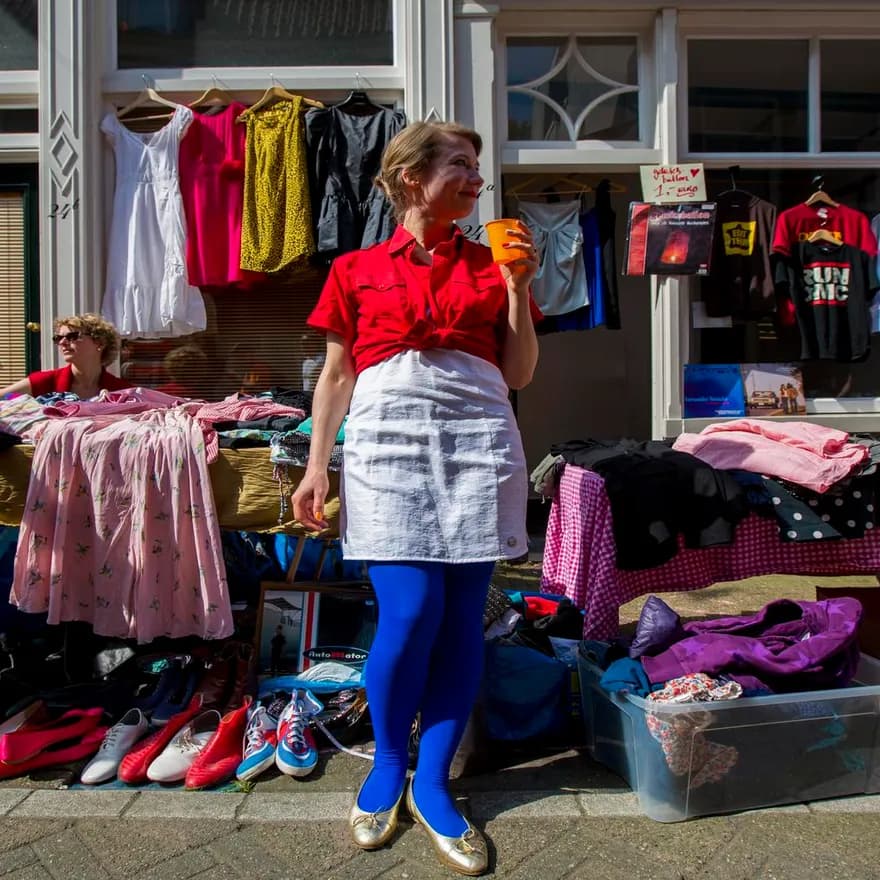 holiday in the Kingdom of the Netherlands. Celebrated on 27 April, the date marks the birth of King Willem-Alexander.
Celebrations: wearing orange costumes, flea markets, and traditional local gatherings.