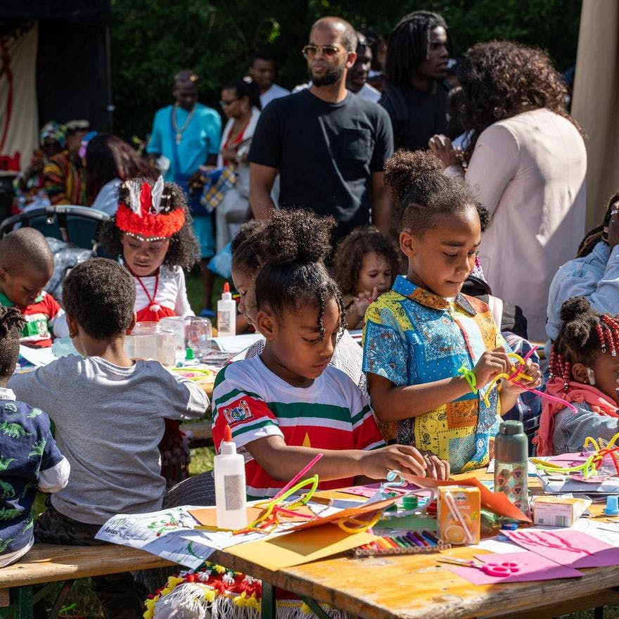 Kids crafting during Keti Koti Festival 2022 in the Oosterpark.