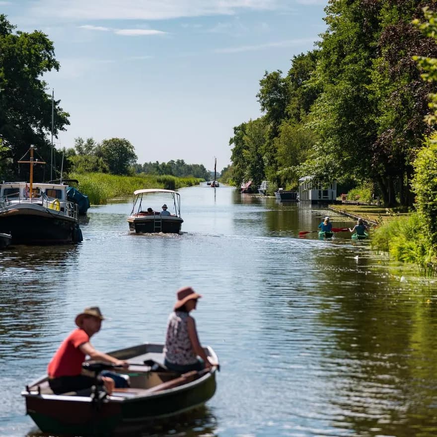 A couple on a boat in the water of the Groene Hart