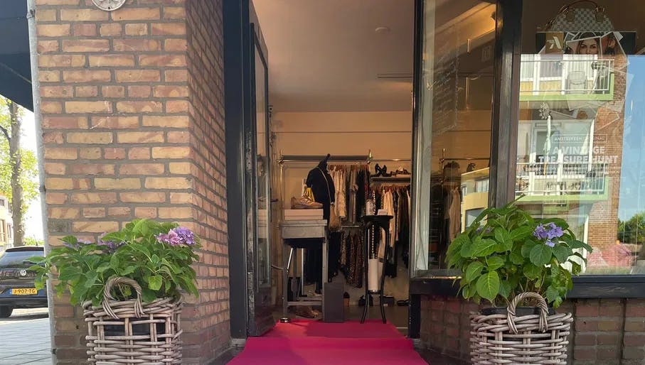 Exterior of second hand store in Amstelveen 2ndx.nl, pink carpet