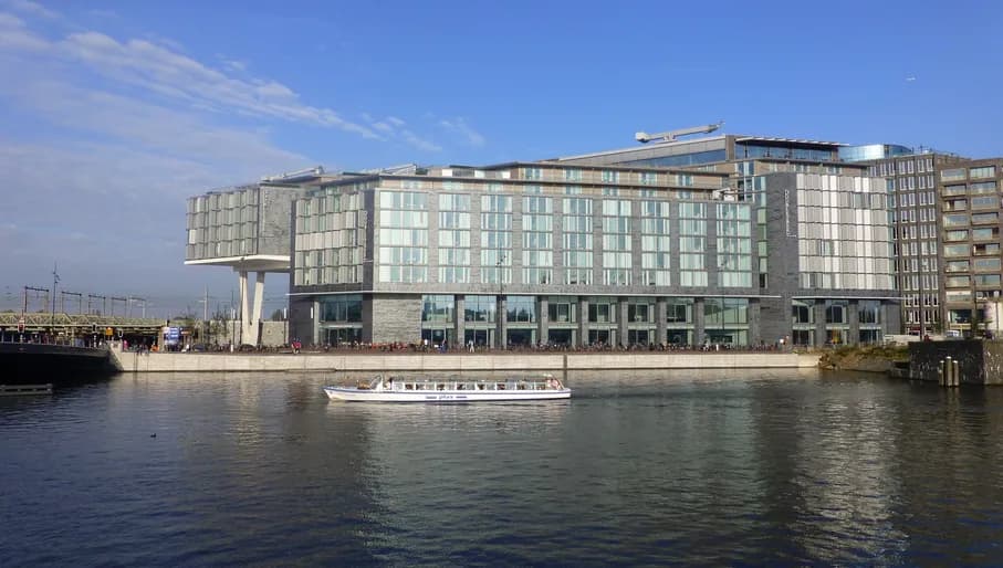 Tour boat-Double Tree By Hilton Central Station