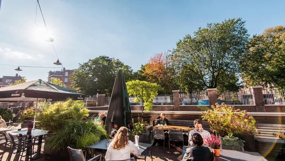 Remise 47 terrace outside De Hallen at Bellamyplein