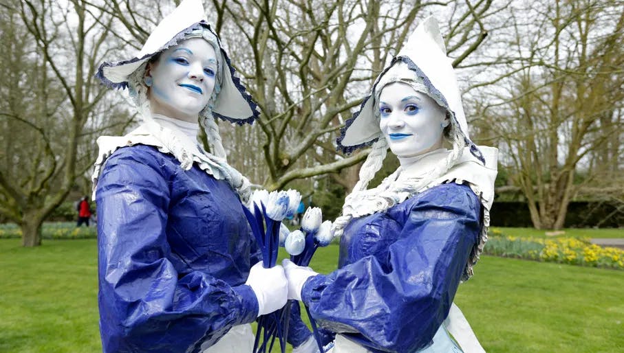 Two women dressed in costumes at the Dutch Heritage Weekend Keukenhof