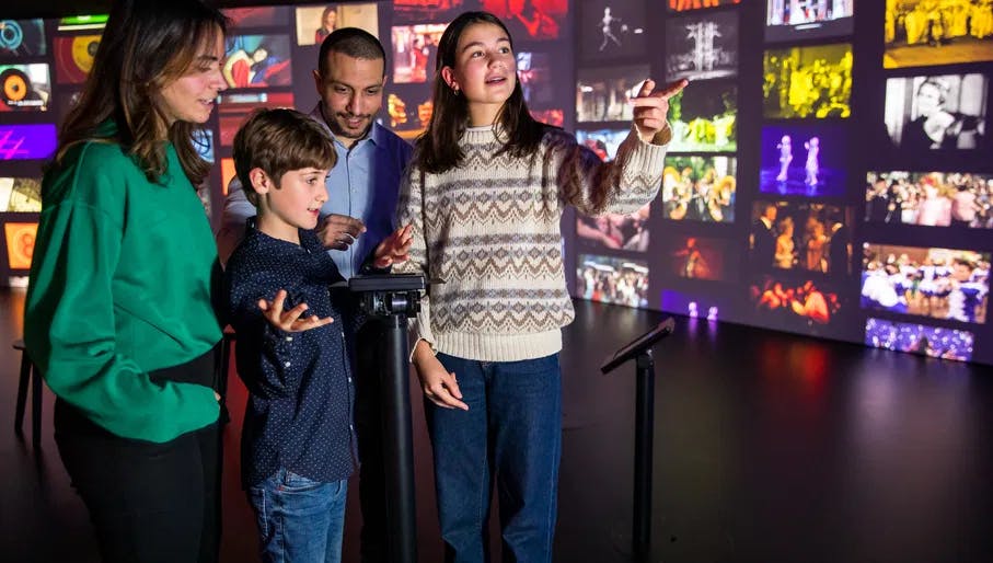 Culture visit campaign. Family looking at a projection