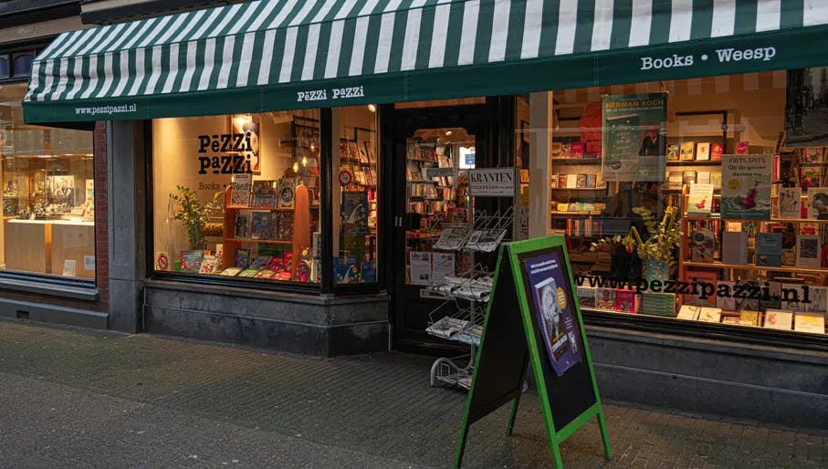 Exterior of Pezzi Pazzi bookstore on Slijkstraat in Weesp