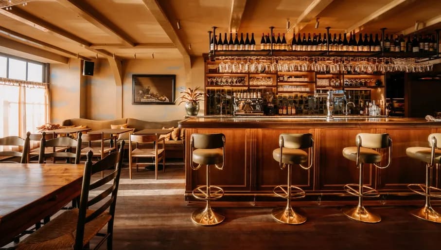 Restaurant de Mark interior and bar