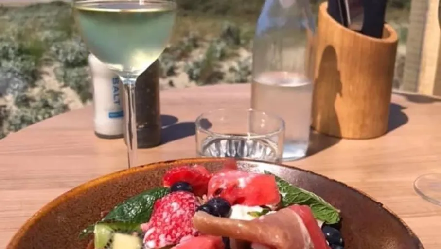 Strandtent beach club De Liefhebbers Wijk aan Zee