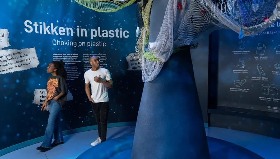 A couple visits Het Scheepvaartmuseum.