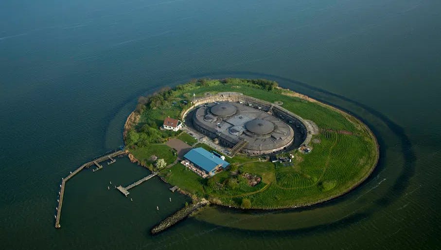 Pampus (Dutch is an artificial island and late 19th-century sea fort located in the IJmeer near Amsterdam.
It now belongs to the municipality of Muiden and is open to visitors.
Together with the artillery battery on the lighthouse island near Durgerdam and the battery at the Diemer seawall, Pampus protected the entrance to IJ Bay and the harbour of Amsterdam. It was part of the Defence Line of Amsterdam (Dutch: Stelling van Amsterdam). In 1996, UNESCO designated the entire Defence Line with its 42 forts a World Heritage Site.