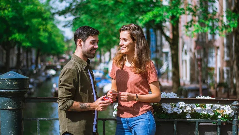 A couple holding the Iamsterdam city card