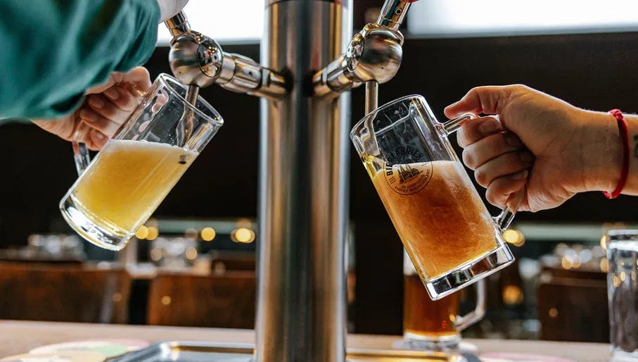 De Bierfabriek table with draft beer