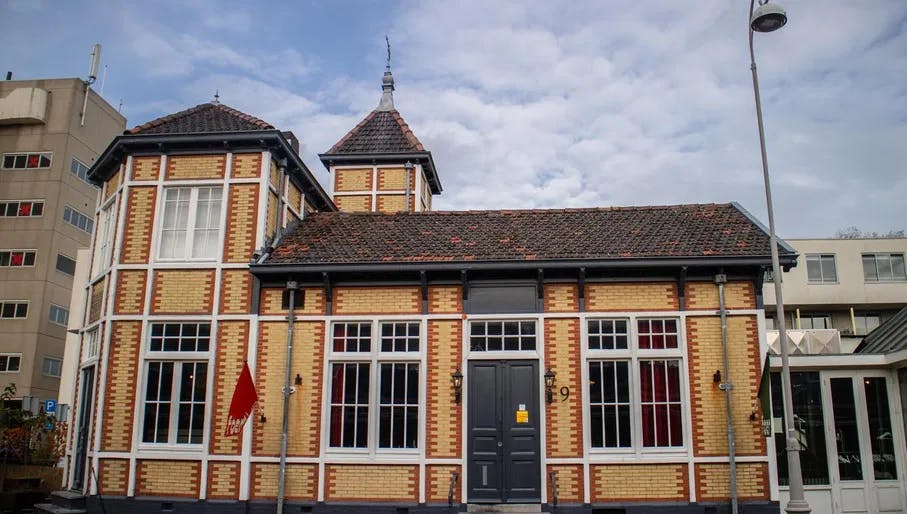 Oostelijk Havengebied, Michelin restaurant Foer, exterior front view with flag