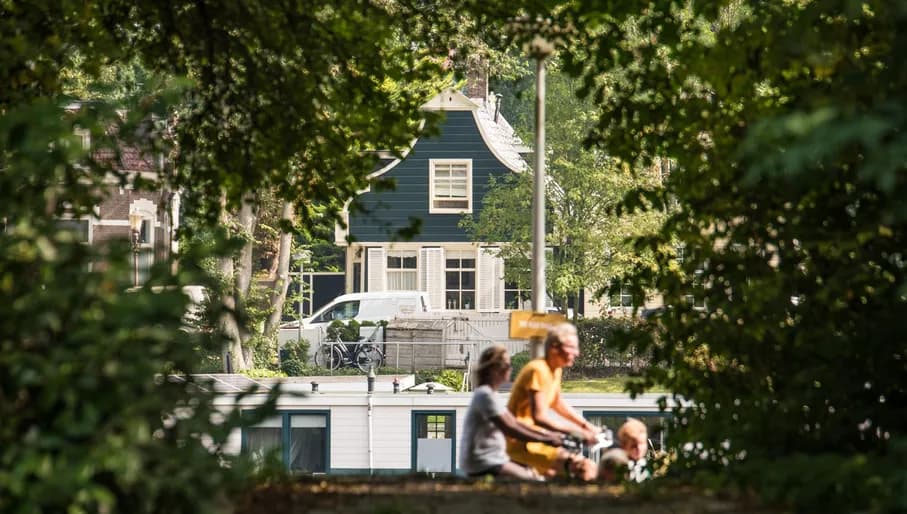 Family cycling near Noorderpark houseboats