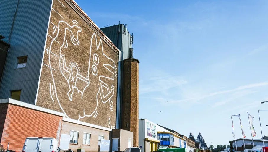 Foodcenter Keith Haring building
wall art