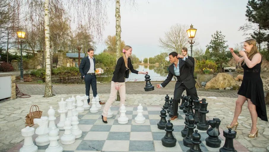 People playing chess in the De Zuilen garden