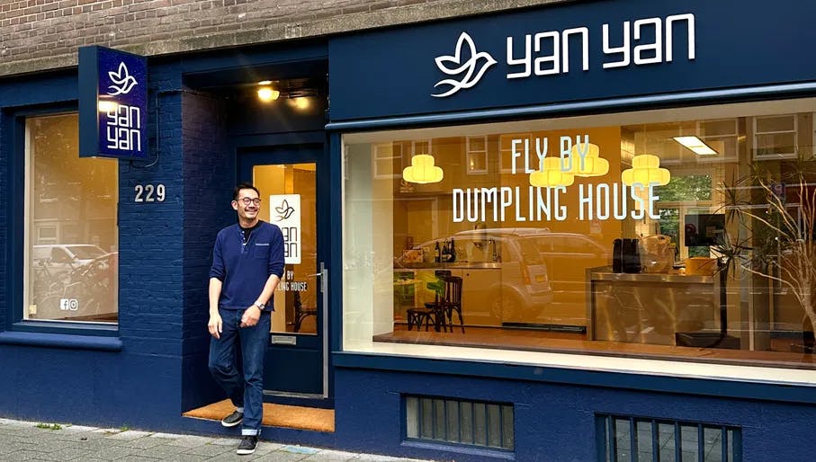 Yanyan flyby dumplings, Rivierenbuurt, owner walking out the door