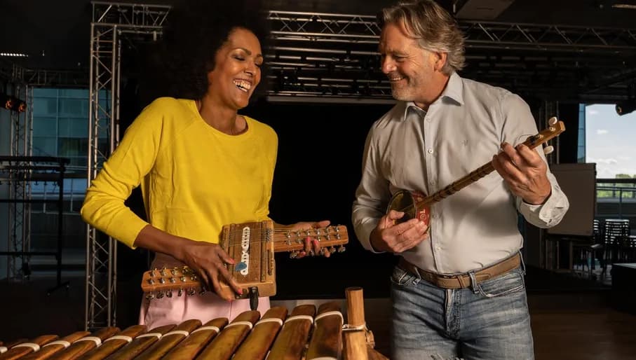 A couple playing instruments in the SoundLAB of het Muziekgebouw aan 't IJ.
