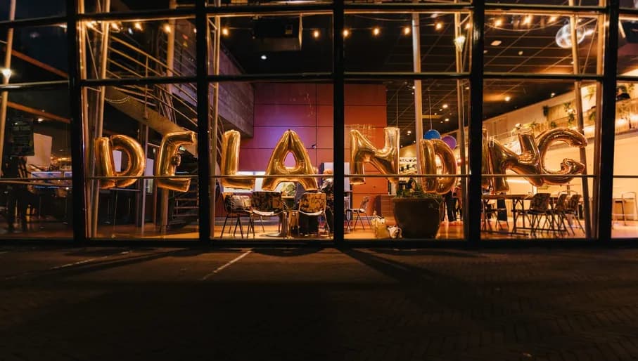 Theater De Landing, theater in Schouwburg Amstelveen, exterior with balloons
