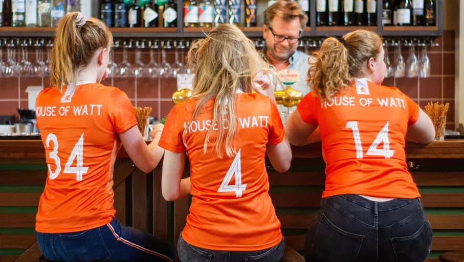 Oranjesupporters aan de bar.