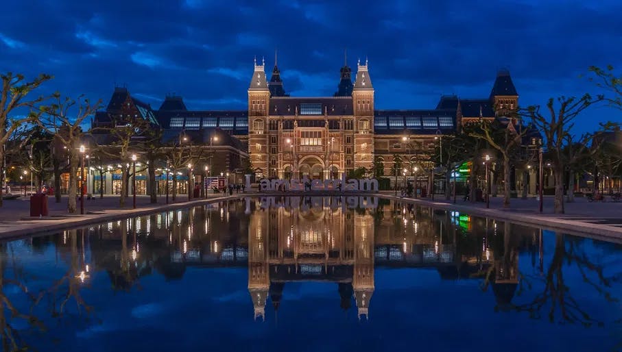 Rijksmuseum exterior at night with the I amsterdam sign