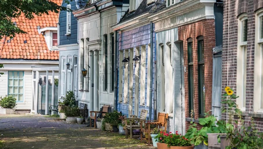 Street view of traditional houses on Buiksloterweg