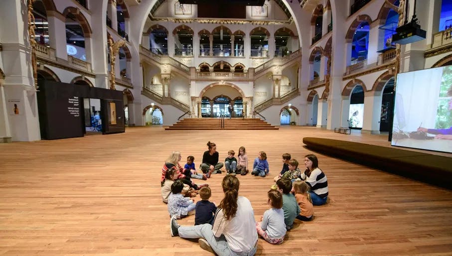 Wereldmuseum Amsterdam, small kids sitting in a circle
