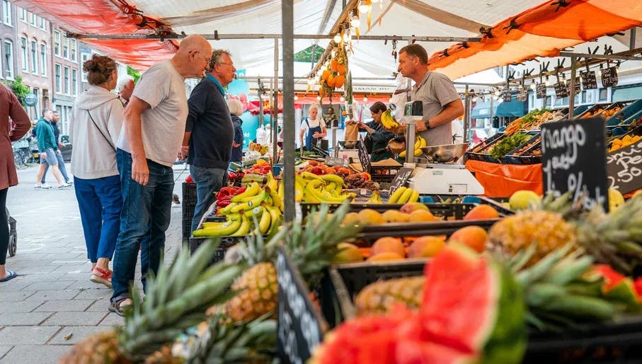People shopping at the Lindengracht market