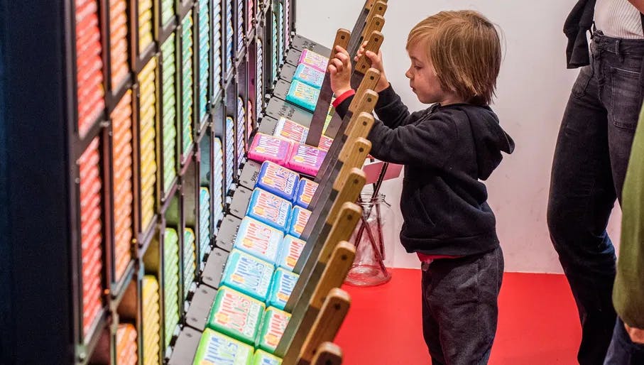 Kid playing with chocolate machine at Tony Chocolonely