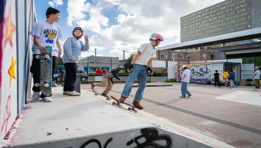 Skate demonstration in skatepark Kraaiennest during 24H Zuidoost 2022.