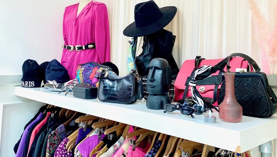 Jutka & Riska shop clothing rack and display