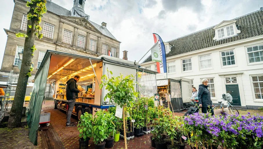 People at the Weesp market and city hall