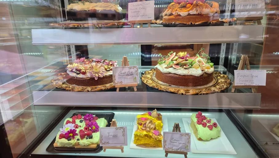Display of cakes at Iets Aparts vegan bakery
