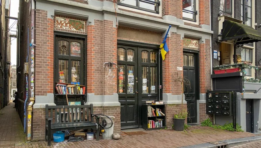 Happy Bookieman at the Herengracht, exterior view with books and a bench