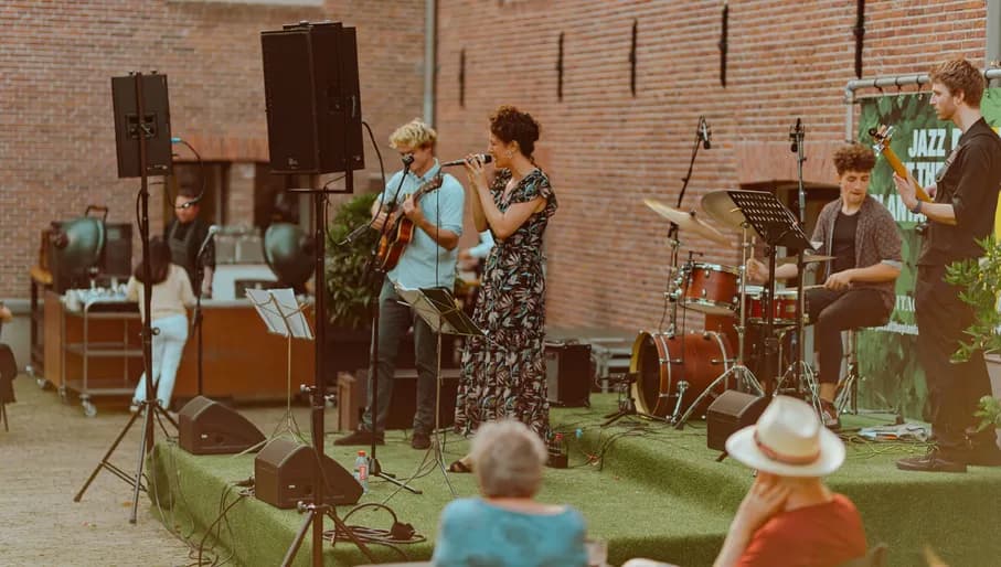 Jazz in de Plantage people enjoying live music in the H'ART Museum garden