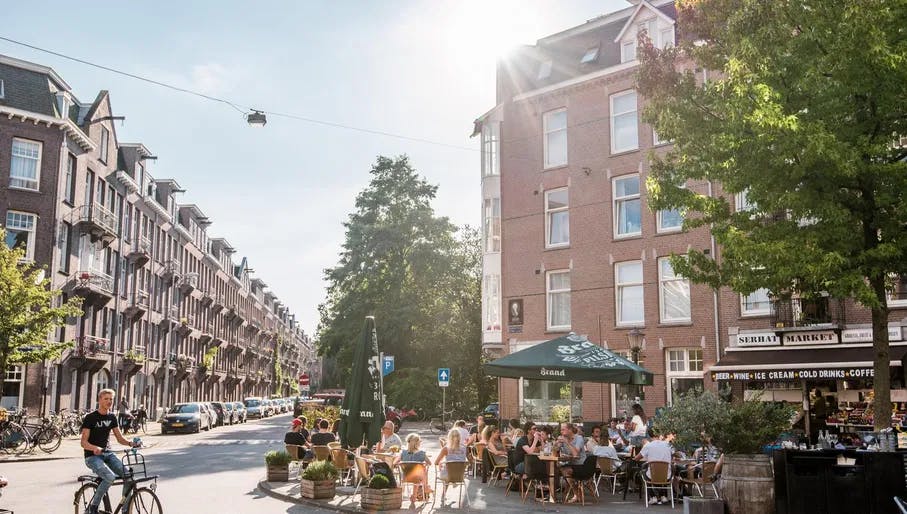 People sitting in sun on terrace Rhijnvis Feithstraat