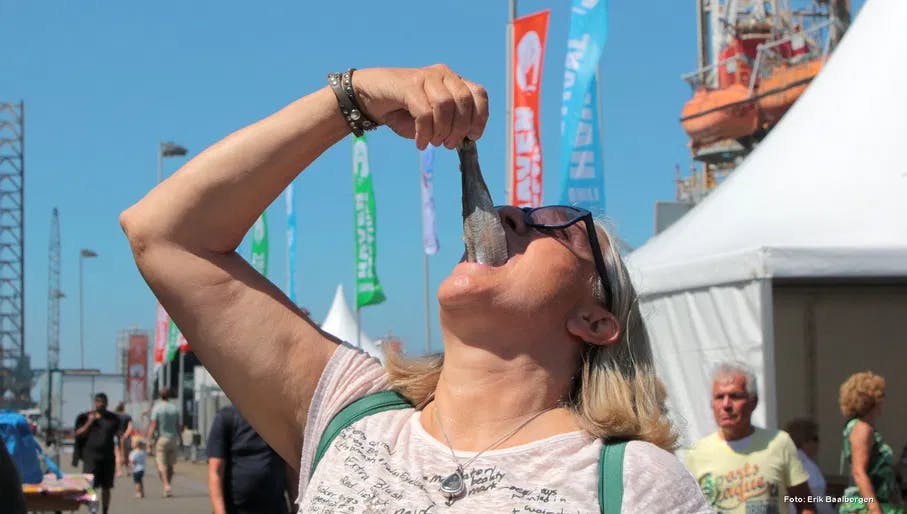 Women eating herring Havenfestival IJmuiden