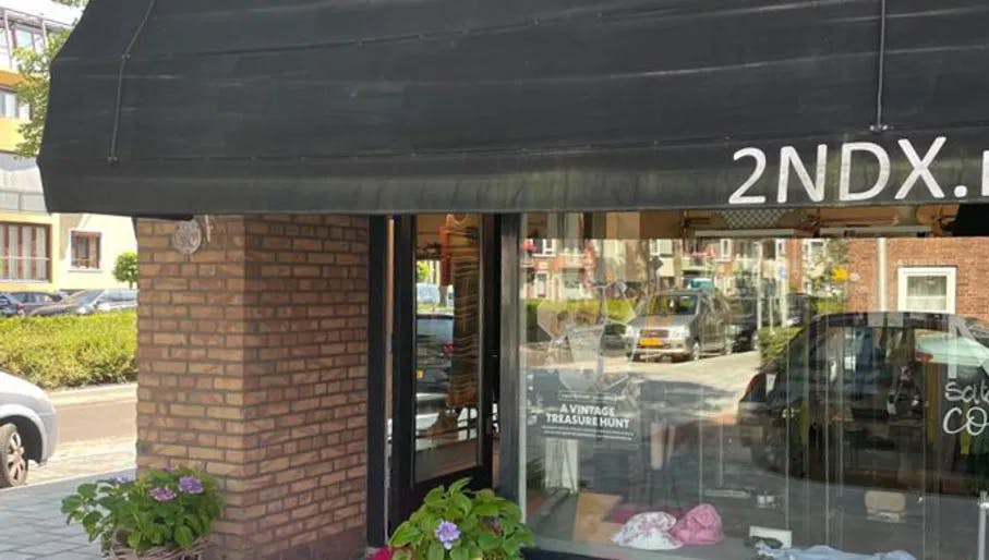 Exterior of second hand store in Amstelveen 2ndx.nl, pink carpet