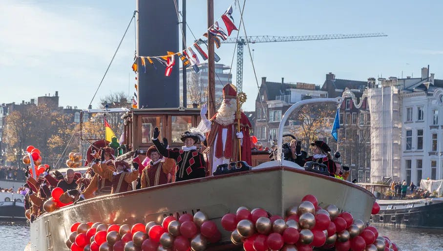 Aankomt van Sinterklaas op de stoomboot via de Amstel.