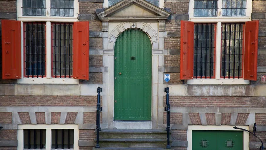 The green door facade of Museum Rembrandthuis.